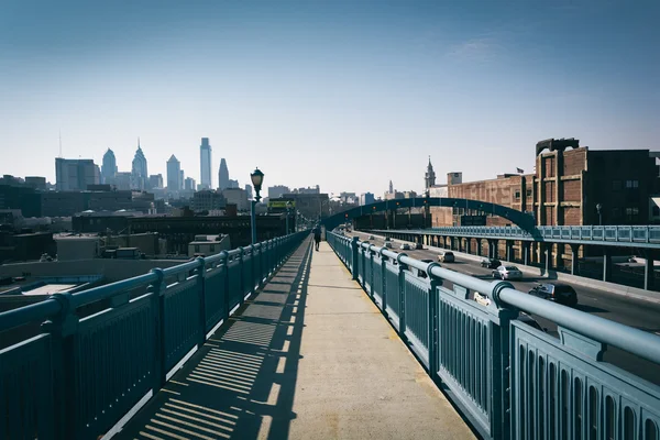 Ben franklin bridge gångbana och skyline, i philadelphia, pe — Stockfoto