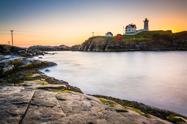 Dlouhé vystavení Atlantického oceánu a maják Nubble na slunce — Stock fotografie