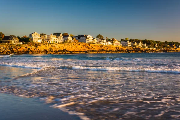 Onde nell'Oceano Atlantico e case sulle scogliere a York, Maine . — Foto Stock