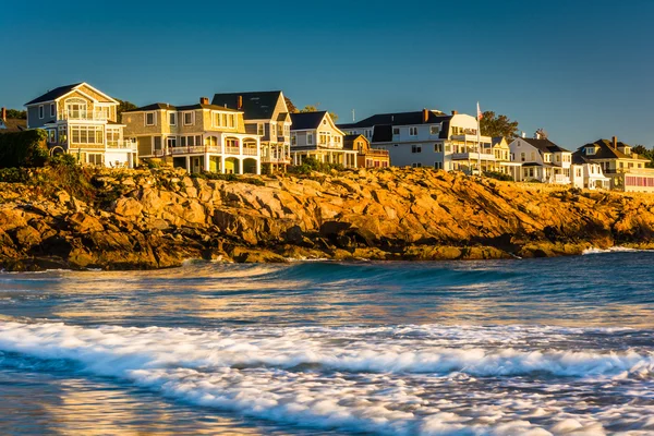 Golven in de Atlantische Oceaan en huizen op rotsen in York, Maine. — Stockfoto