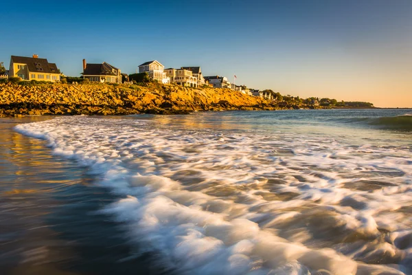 Olas en el Océano Atlántico y casas en acantilados en York, Maine . — Foto de Stock