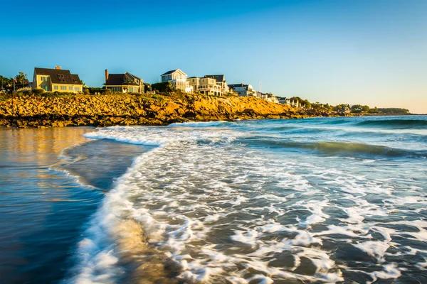 Golven in de Atlantische Oceaan en huizen op rotsen in York, Maine. — Stockfoto