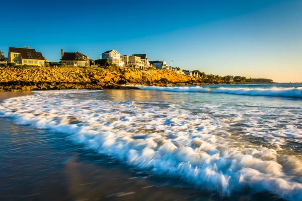 Waves in the Atlantic Ocean and houses on cliffs in York, Maine. — Stock Photo, Image