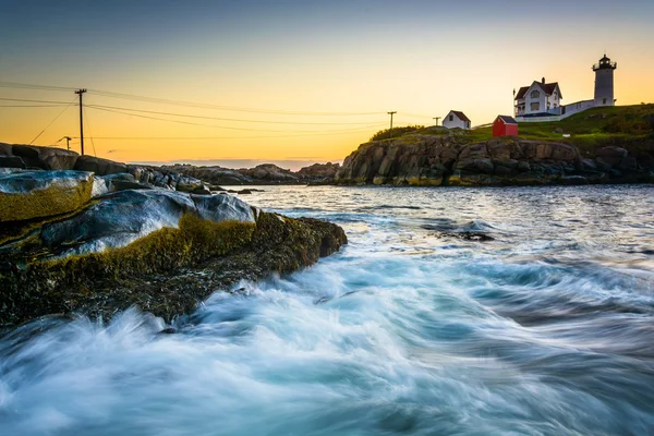 Waves splashing on rocks and Nubble Lighthouse at sunrise, at Ca — Stock Photo, Image