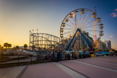 Dönme dolap ve roller coaster Daytona b sahil boyunca