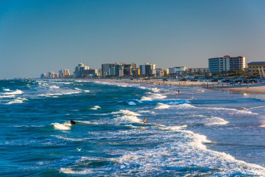 Atlantik Okyanusu ve beach iskelesinden dalgaların görünümü 