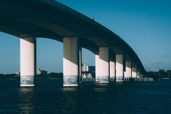 Most nad rzeką Halifax w Daytona Beach na Florydzie. — Zdjęcie stockowe