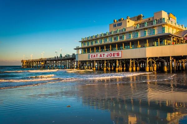 Avondlicht op de pier in Daytona Beach, Florida. — Stockfoto