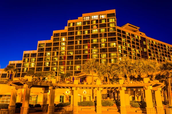 Velký hotel v noci, v Daytona Beach na Floridě. — Stock fotografie