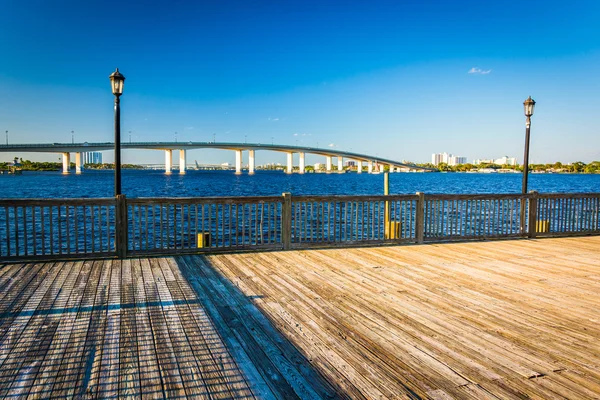 Pier és a híd a Halifax folyón, Daytona Beach, Florida — Stock Fotó