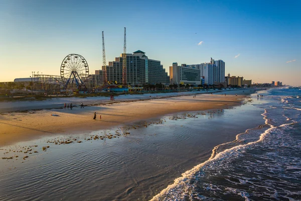 Weergave van hotels en attracties langs de promenade van de visserij-pi — Stockfoto