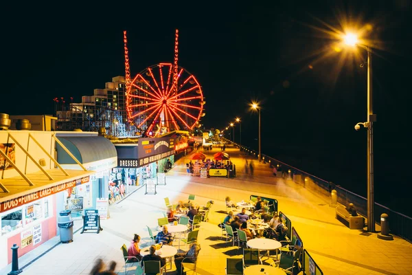 Pohled na promenádě a ruské kolo v noci v Daytona Beach — Stock fotografie