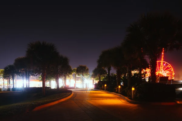 Sétány éjjel Dayton Beach, Florida. — Stock Fotó