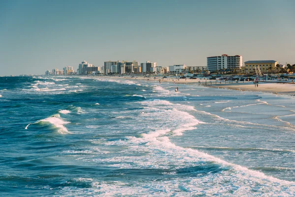 Vue sur les vagues dans l'océan Atlantique et la plage depuis la jetée — Photo