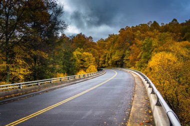 Sonbahar renk ve Köprüsü kuzey Carol Blue Ridge Parkway üzerinde