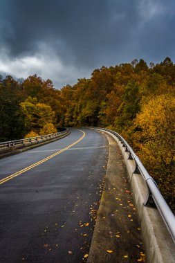 Sonbahar renk ve Köprüsü kuzey Carol Blue Ridge Parkway üzerinde