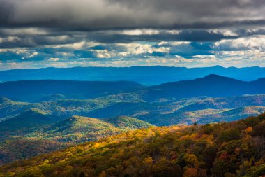 Sonbahar görünümünden Blue Ridge Parkway Blowing Rock yakınındaki Kuzey