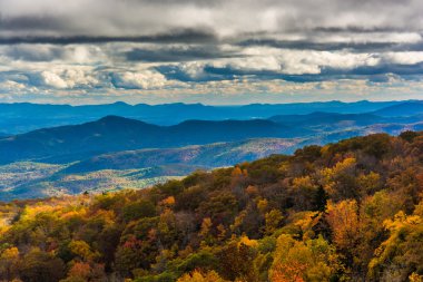 Sonbahar görünümünden Blue Ridge Parkway Blowing Rock yakınındaki Kuzey