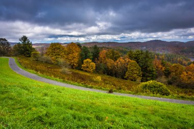 Blue Ridge Parkway üzerinde Craft Merkezi'nden sonbahar görünümü ne de
