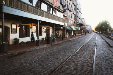 Savannah, Georgia sokakta Doğu Nehri.