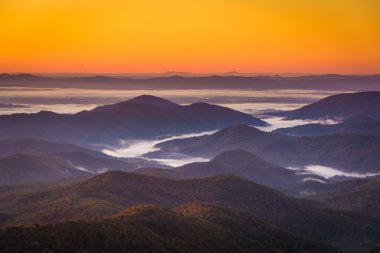 Valley adlı gündoğumu Beacon Heights, mavi r üzerinden siste