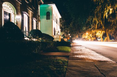 Evler ve gece Savannah, Georg Drayton Caddesi üzerinde trafik