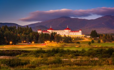 Bretton Woods Mount Washington otelin görünümünü geç akşam