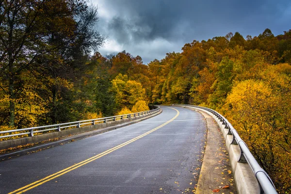 Höstfärg och bron på Blue Ridge Parkway i norr Carol — Stockfoto