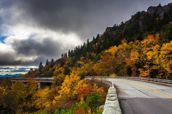 Autumn color and Linn Cove Viaduct, on the Blue Ridge Parkway, N — Stock Photo, Image