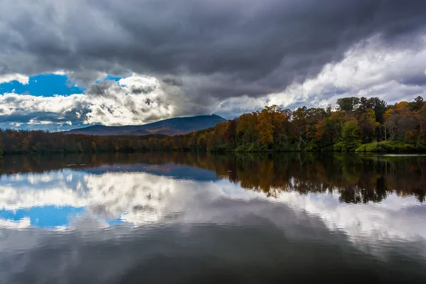 Color de otoño y reflexiones en Julian Price Lake, a lo largo del Blu —  Fotos de Stock