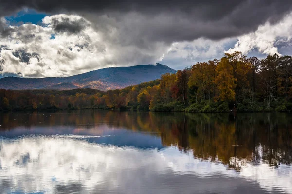 Cor do outono e reflexões em Julian Price Lake, ao longo do Blu — Fotografia de Stock