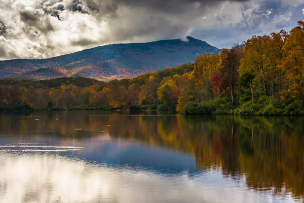 Colore e riflessi autunnali al Lago Julian Price, lungo il Blu — Foto Stock