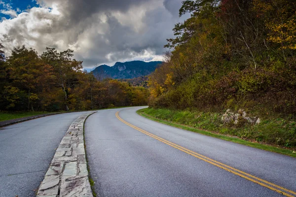 Jesień kolor i widok Grandfather Mountain wzdłuż niebieski pozbyć się — Zdjęcie stockowe