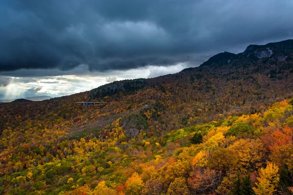 Cor do outono e vista do avô Montanha e Linn Cove Viad — Fotografia de Stock