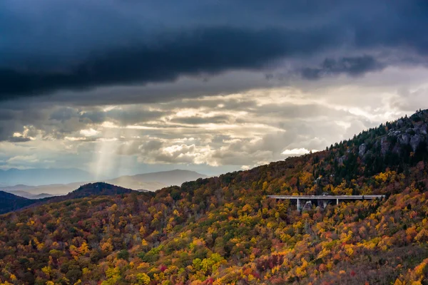 Cor de outono e vista de Linn Cove Viaduct de Rough Ridge, em — Fotografia de Stock