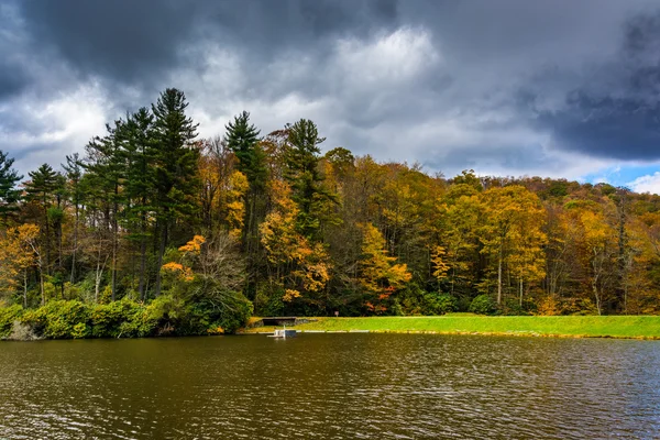 Herbstfärbung am Forellensee am Moseskegelpark, auf dem blu — Stockfoto