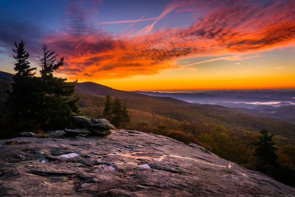 Salida del sol de otoño desde Beacon Heights, en Blue Ridge Parkway, N — Foto de Stock