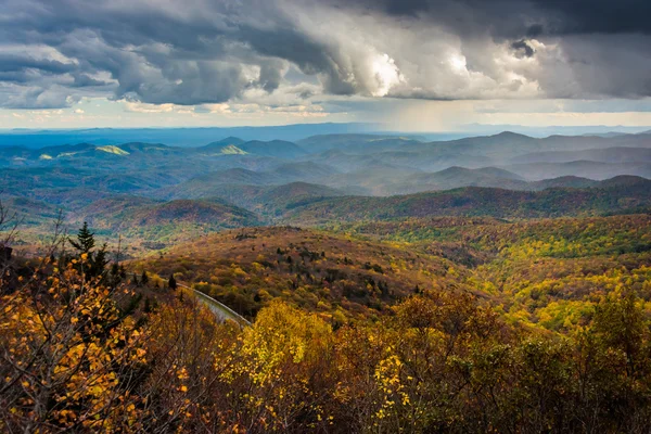 Осінній вид з Раф хребта, біля Blue Ridge Parkway в ні — стокове фото