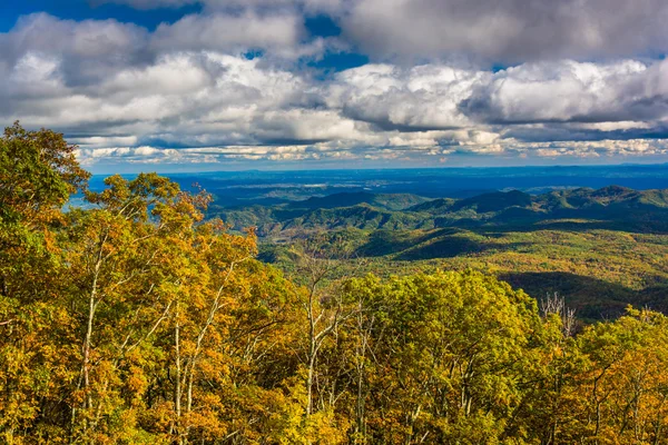 Осенний вид с Блю Ридж Паркуэй рядом с Blowing Rock, Север — стоковое фото