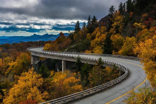 Podzimní pohled Linn Cove viadukt, na Blue Ridge Parkway, ani — Stock fotografie