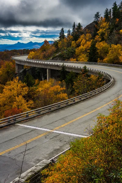 Autunno vista di Linn Cove Viadotto, sulla Blue Ridge Parkway, Né — Foto Stock