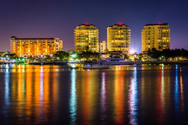 Byggnader vid vattnet på natten i Sankt Petersburg, Florid — Stockfoto