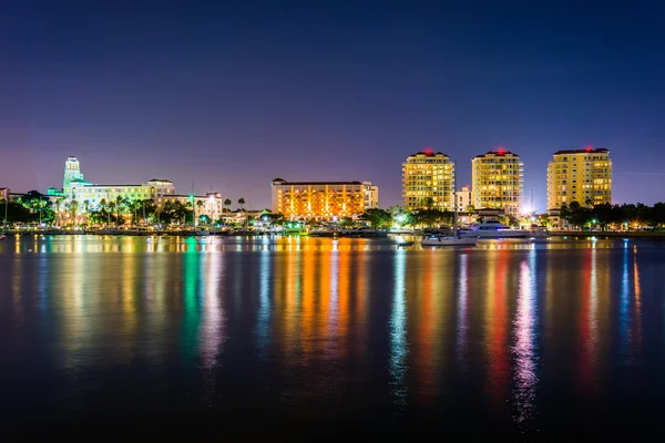 Gebouwen aan de waterkant in de nacht in Sint-Petersburg, Florid — Stockfoto