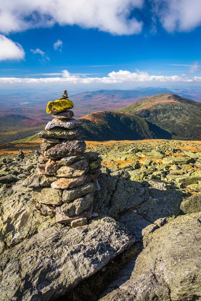Cairn and view of the White Mountains from Mount Washington, New — Stock Photo, Image