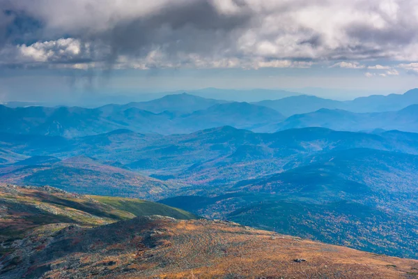 'S avonds uitzicht op verre ruggen van Mount Washington, in de Whi — Stockfoto