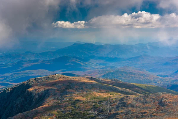 'S avonds uitzicht op verre ruggen van Mount Washington, in de Whi — Stockfoto