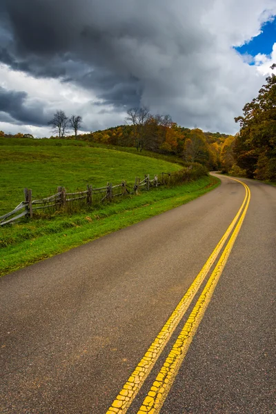 Campo agricolo lungo il Blue Ridge Parkway nel Moses Cone Park, Nort — Foto Stock