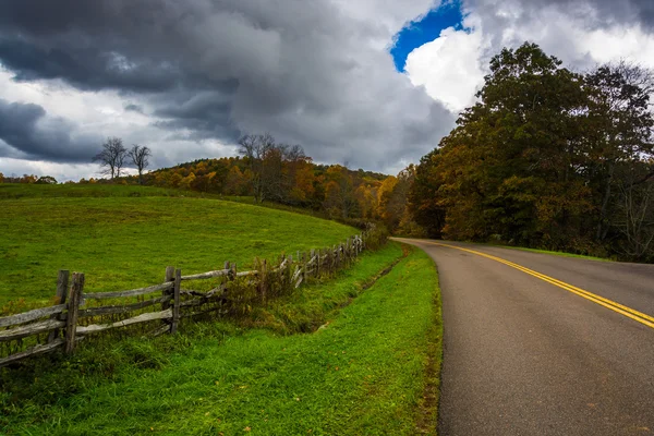 Campo de fazenda ao longo do Blue Ridge Parkway em Moses Cone Park, Nort — Fotografia de Stock