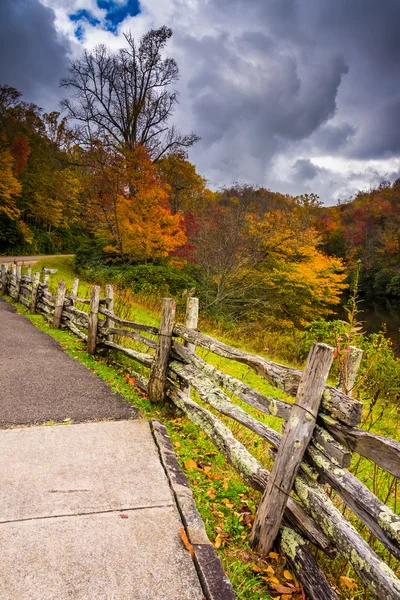 Fence and autumn color along the Blue Ridge Parkway in Julian Pr — Stock Photo, Image