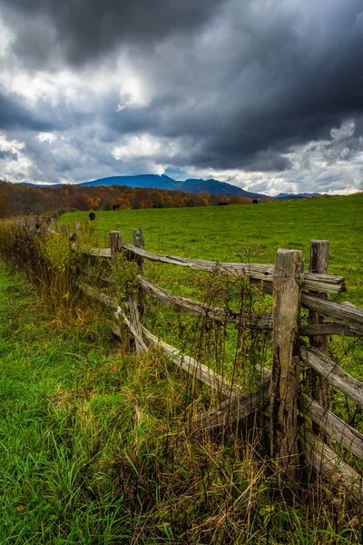 Fence in a farm field and view of Grandfather Mountain along the — Stock Photo, Image